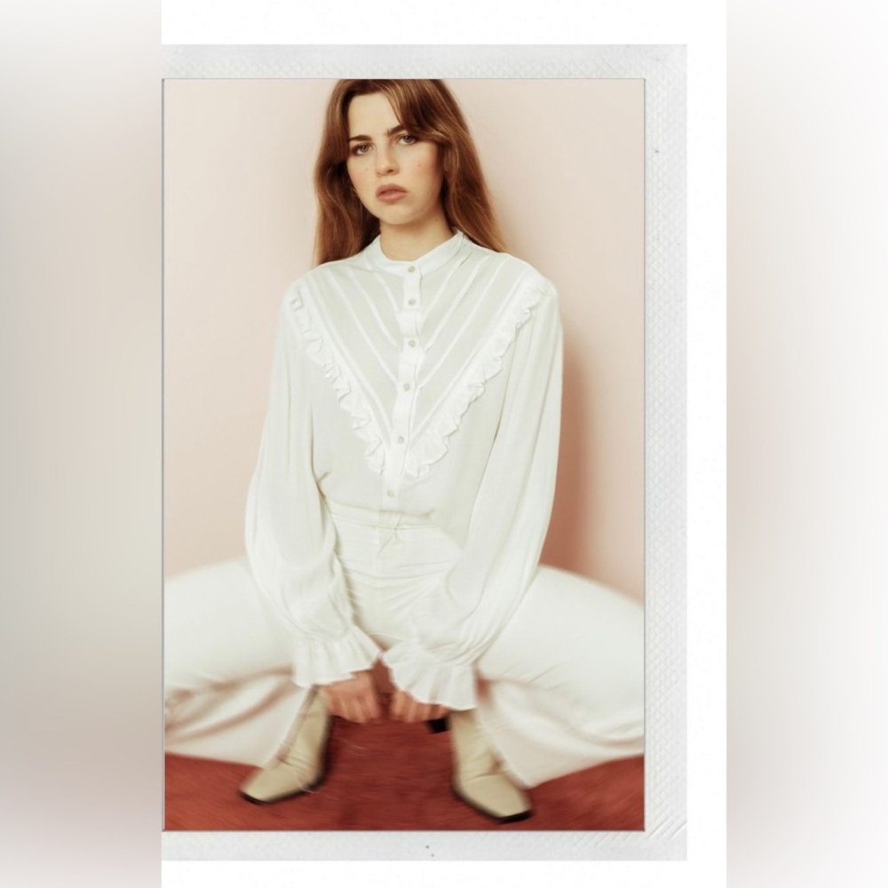 Beautiful white blouse, its a spain Brand just like Zara